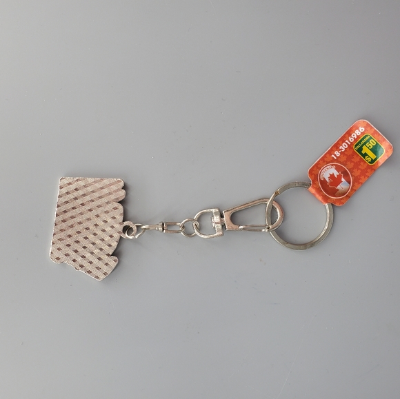 Canadian Flag Silvertone Keychain - Picture 3 of 4
